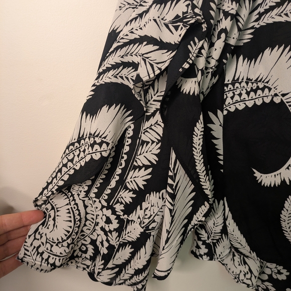 ⭐INC Crossover Front Blouse With Flutter Bellsleeves Size Large - Picture 4 of 6